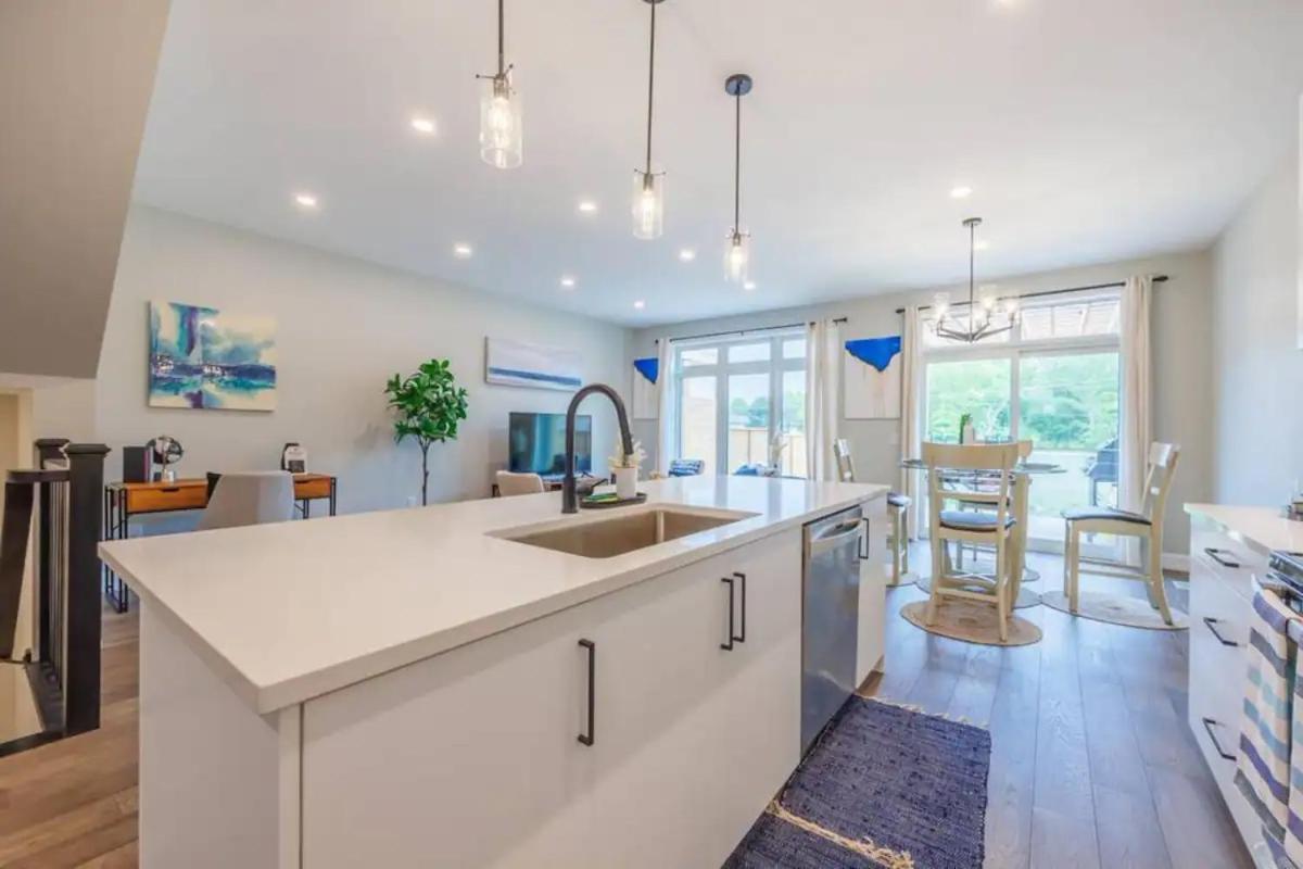 Modern 3Bdr 3 Bath, Garage, Backyard, Theater Apartment Niagara Falls Exterior photo