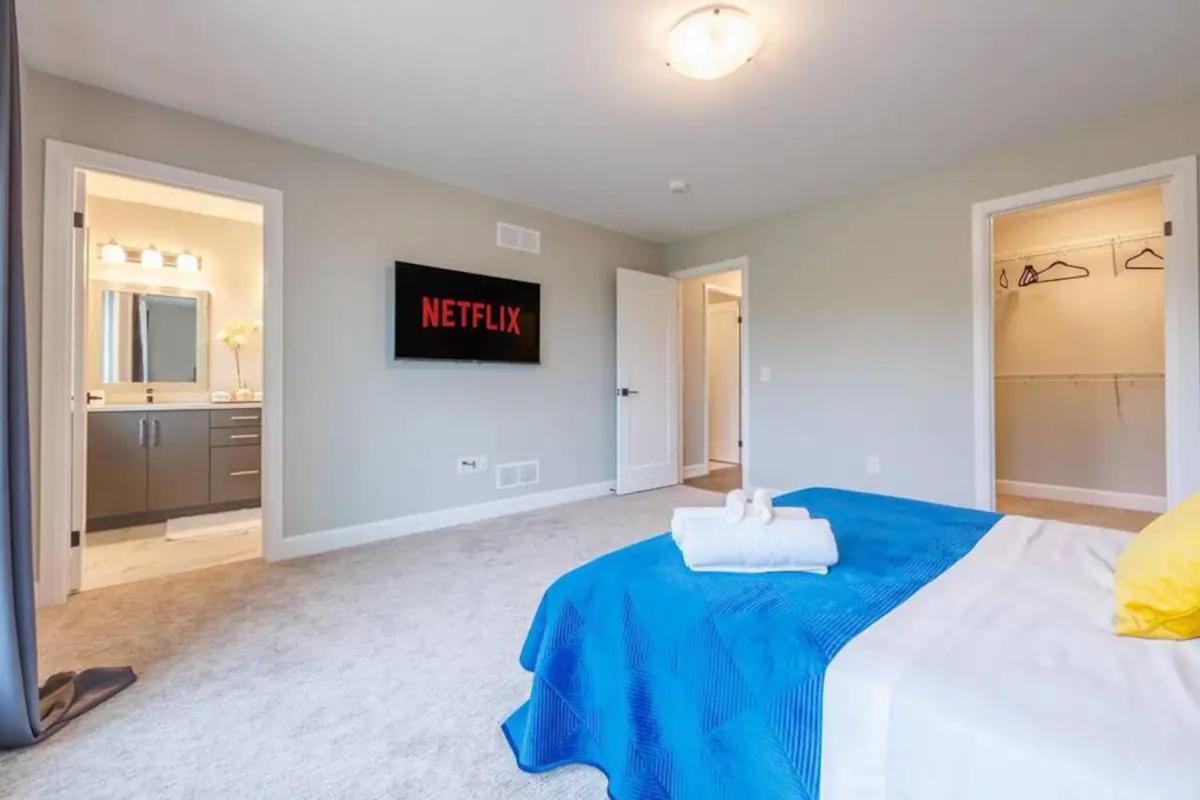 Modern 3Bdr 3 Bath, Garage, Backyard, Theater Apartment Niagara Falls Exterior photo