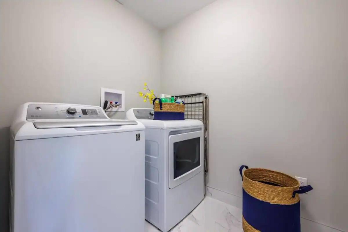 Modern 3Bdr 3 Bath, Garage, Backyard, Theater Apartment Niagara Falls Exterior photo